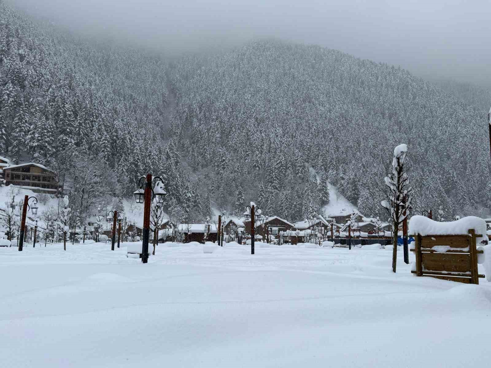 Uzungöl’de kar kalınlığı 1 metreyi aştı
