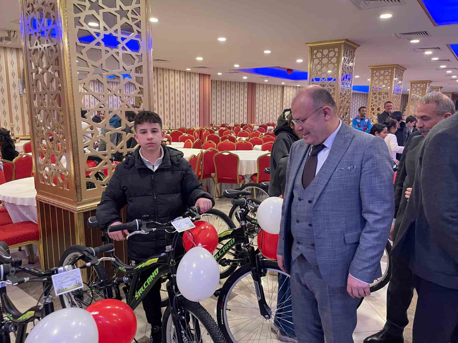 Uzunköprü’de 30 yetim ve öksüz çocuğa bisiklet sürprizi
