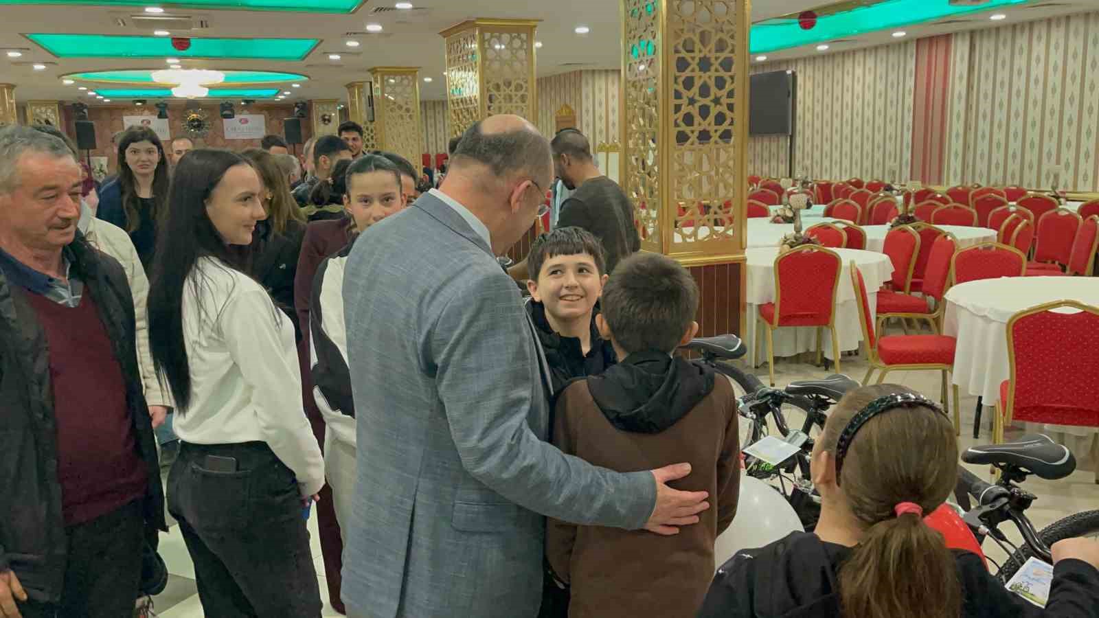 Uzunköprü’de 30 yetim ve öksüz çocuğa bisiklet sürprizi
