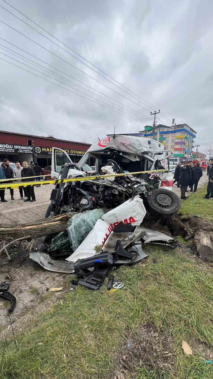 Vakaya giden ambulans kaza yaptı: 1 ölü, 3 yaralı
