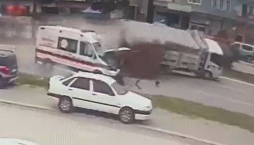 Vakaya giden ambulansın kaza anı kamerada: 1 ölü, 3 yaralı
