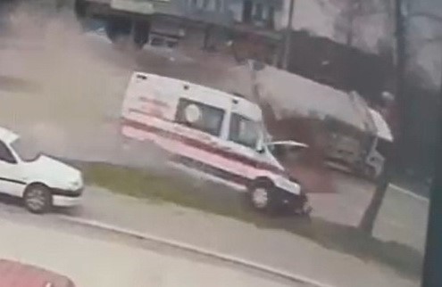 Vakaya giden ambulansın kaza anı kamerada: 1 ölü, 3 yaralı
