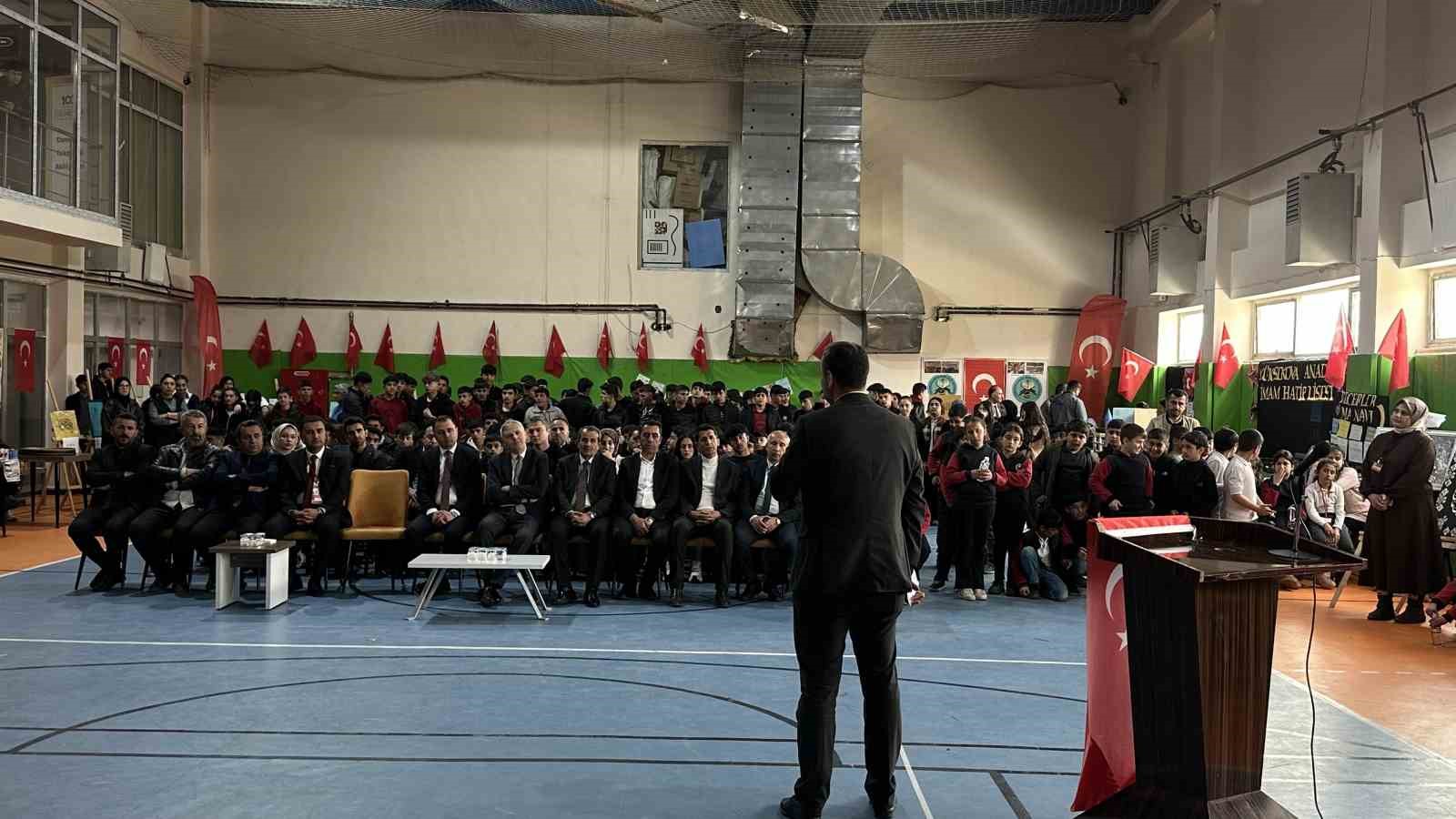 "Vakti Kuşanmak" il sergisi Yüksekova’da düzenlendi
