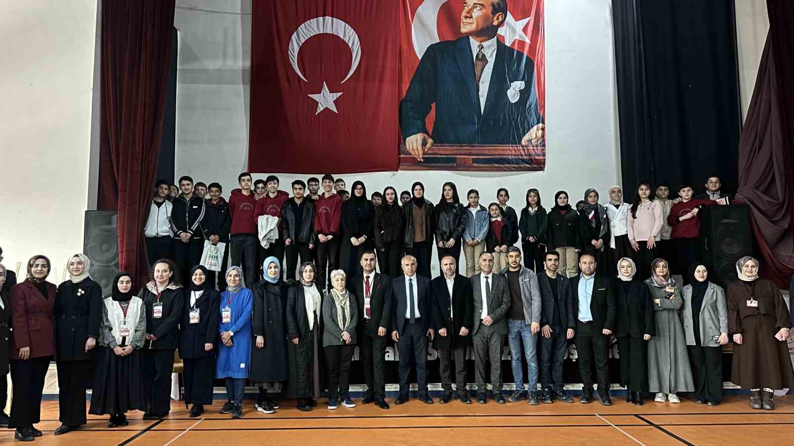 "Vakti Kuşanmak" il sergisi Yüksekova’da düzenlendi
