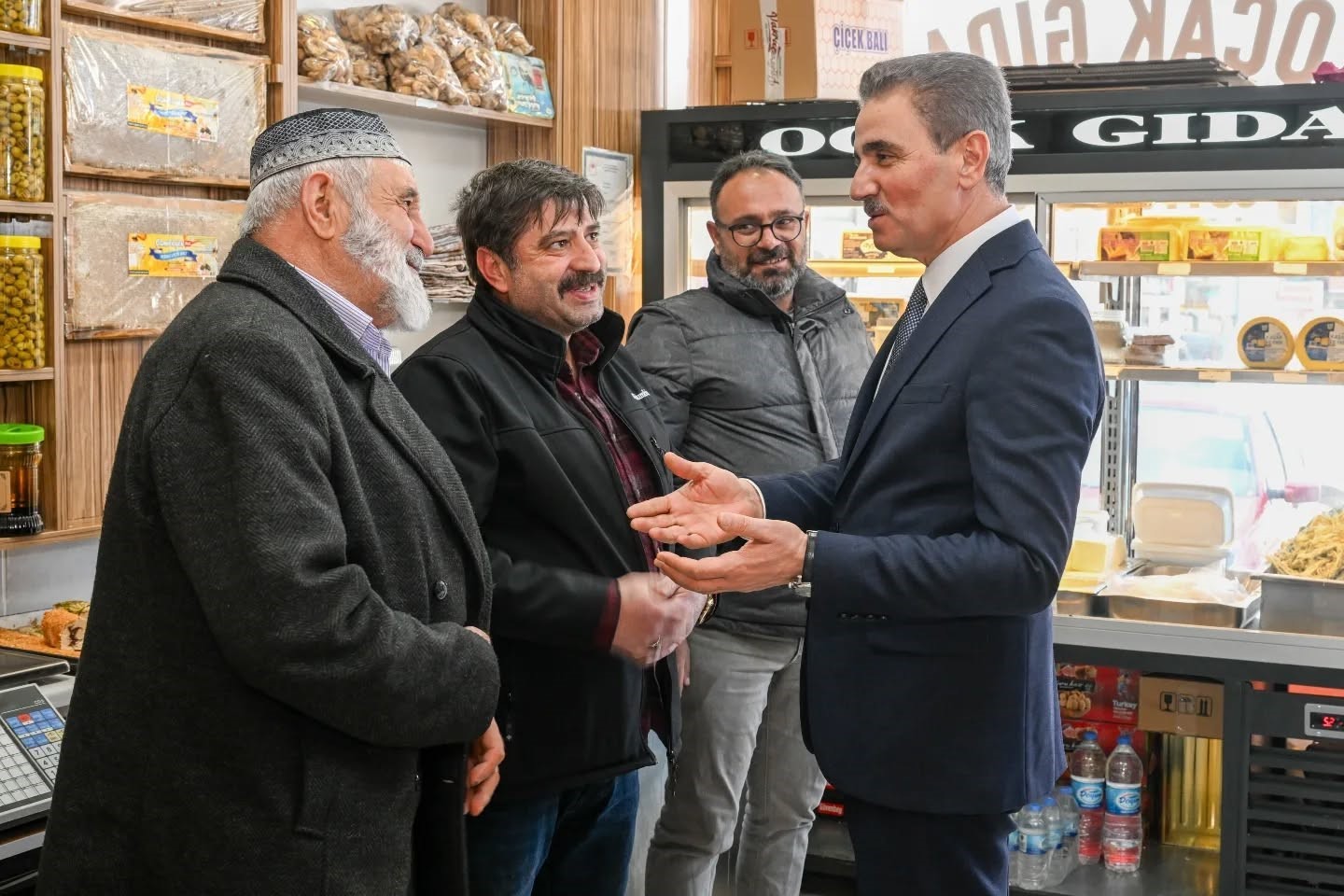 Vali Abuş esnafı dinledi
