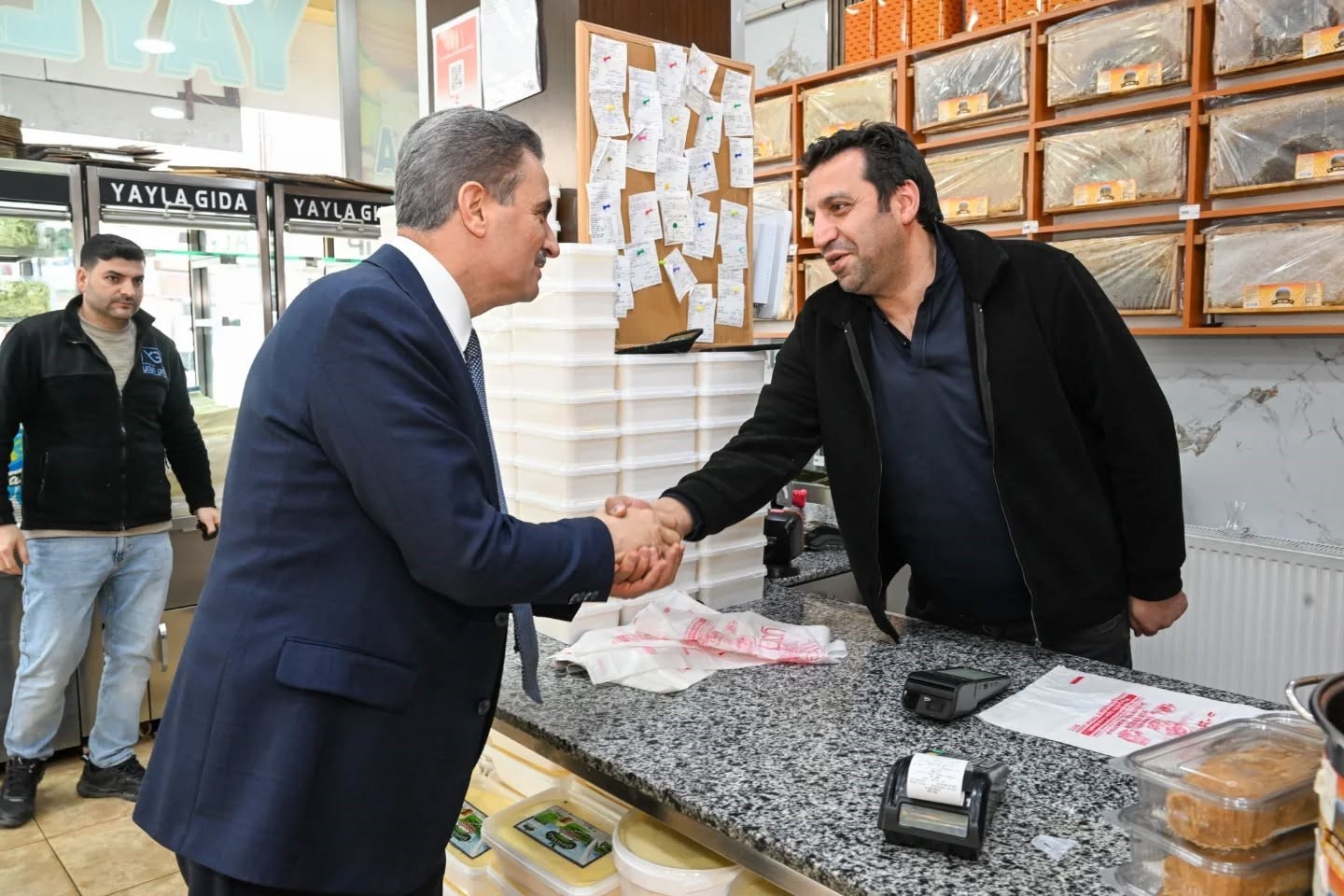 Vali Abuş esnafı dinledi
