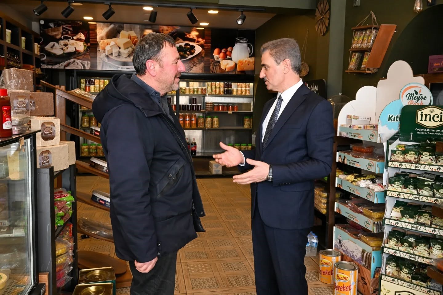 Vali Abuş esnafı dinledi
