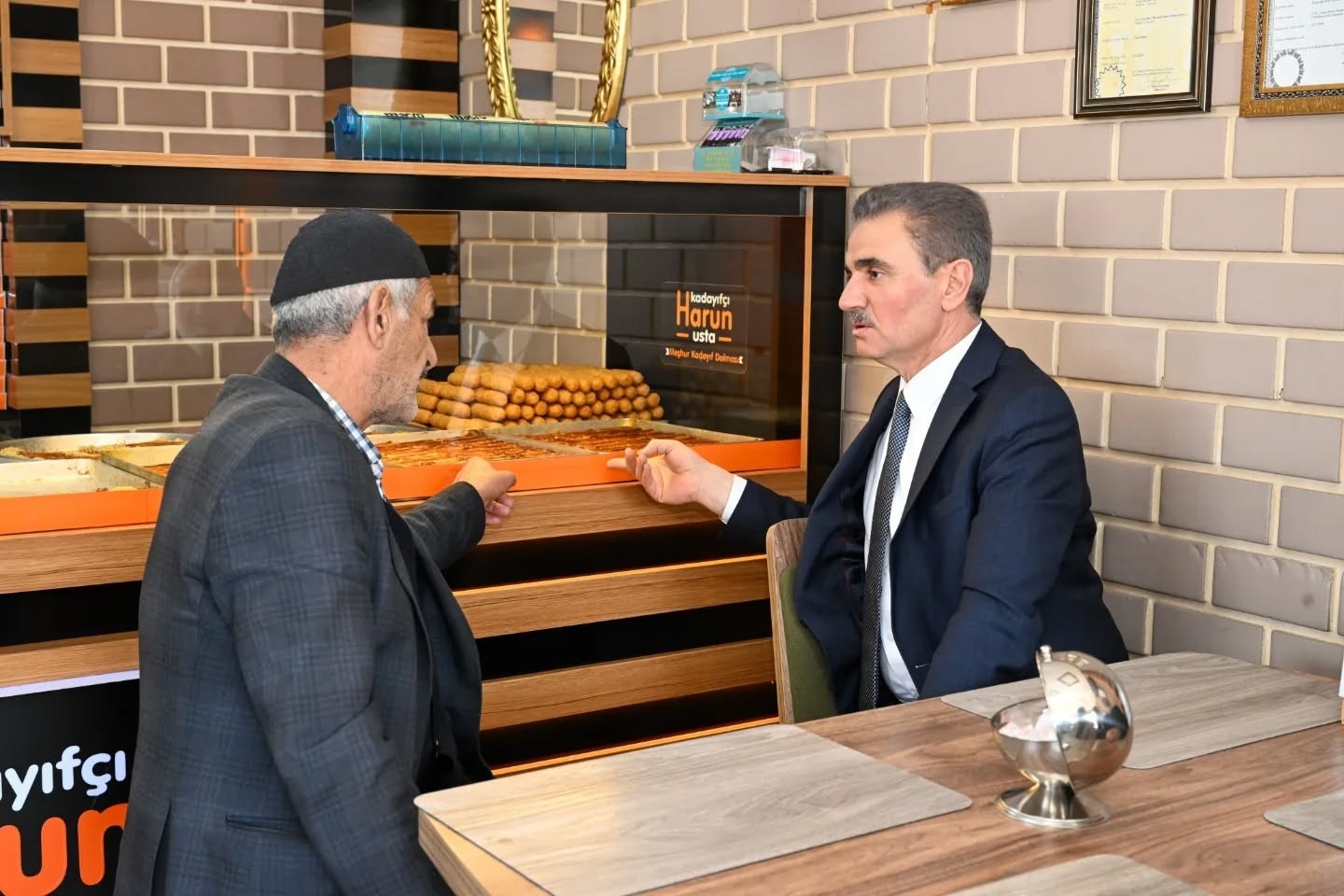 Vali Abuş esnafı dinledi
