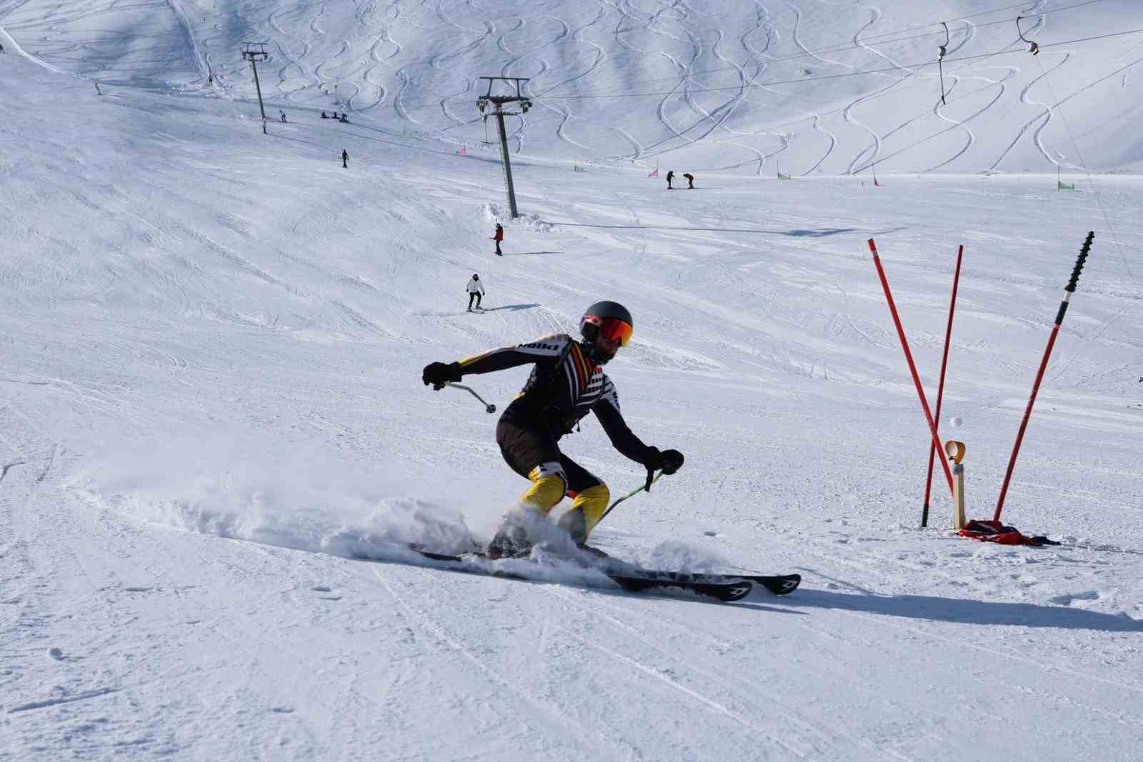 Vali Ahmet Karakaya, kayak il birinciliği müsabakalarında sporcularla buluştu
