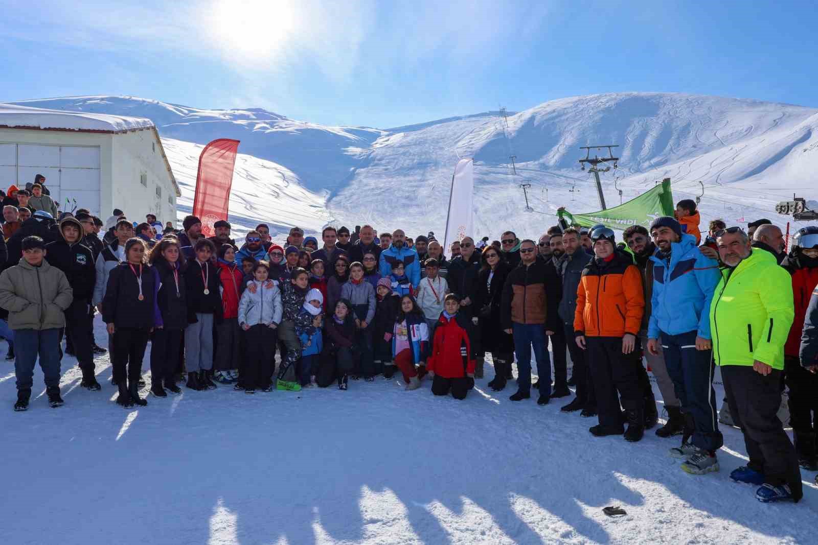 Vali Ahmet Karakaya, kayak il birinciliği müsabakalarında sporcularla buluştu
