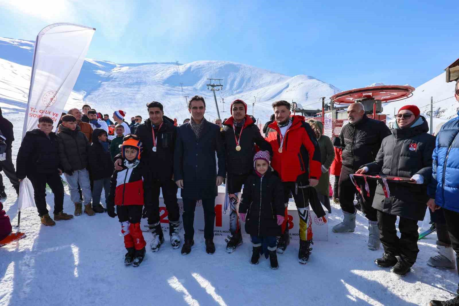 Vali Ahmet Karakaya, kayak il birinciliği müsabakalarında sporcularla buluştu
