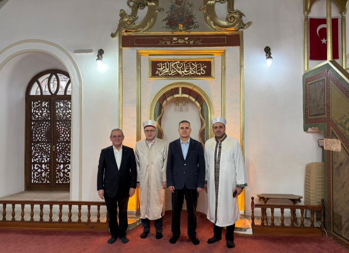 Vali Akbıyık bayram namazını Menteşe’de kıldı
