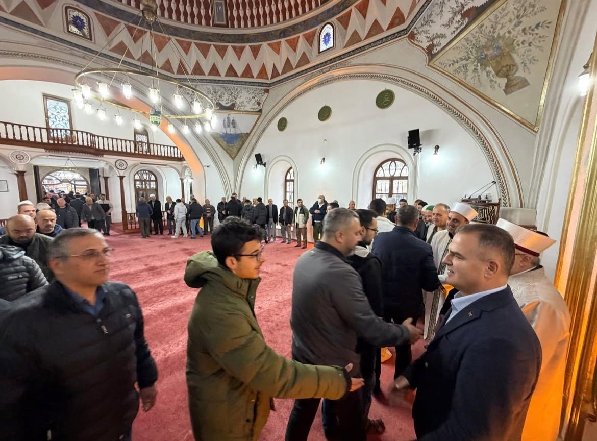 Vali Akbıyık bayram namazını Menteşe’de kıldı
