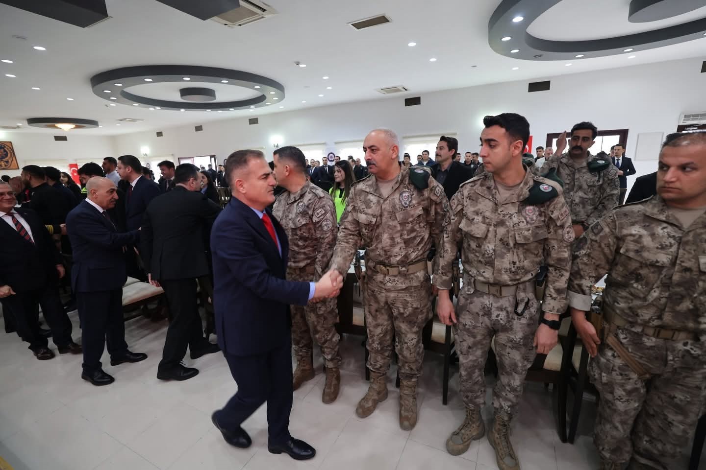 Vali Akbıyık bayramda güvenlik güçleri ile bir araya geldi
