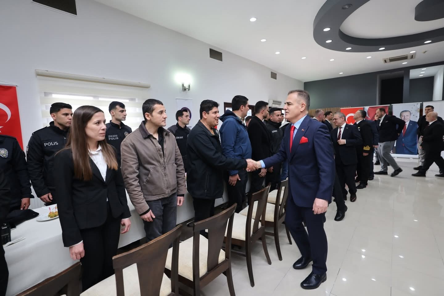 Vali Akbıyık bayramda güvenlik güçleri ile bir araya geldi
