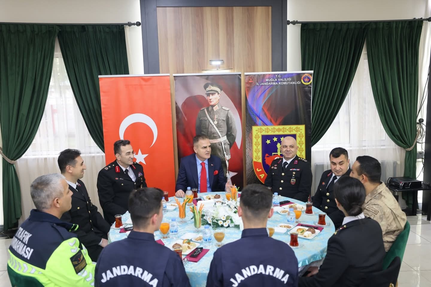 Vali Akbıyık bayramda güvenlik güçleri ile bir araya geldi
