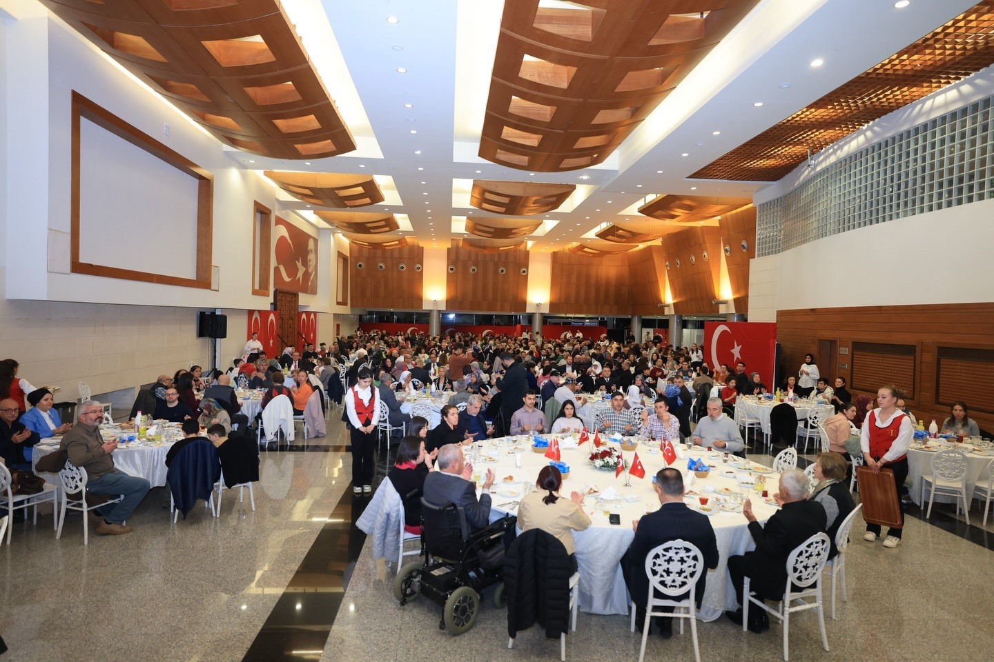 Vali Akbıyık, gönül sofrasında vatandaşlarla buluştu
