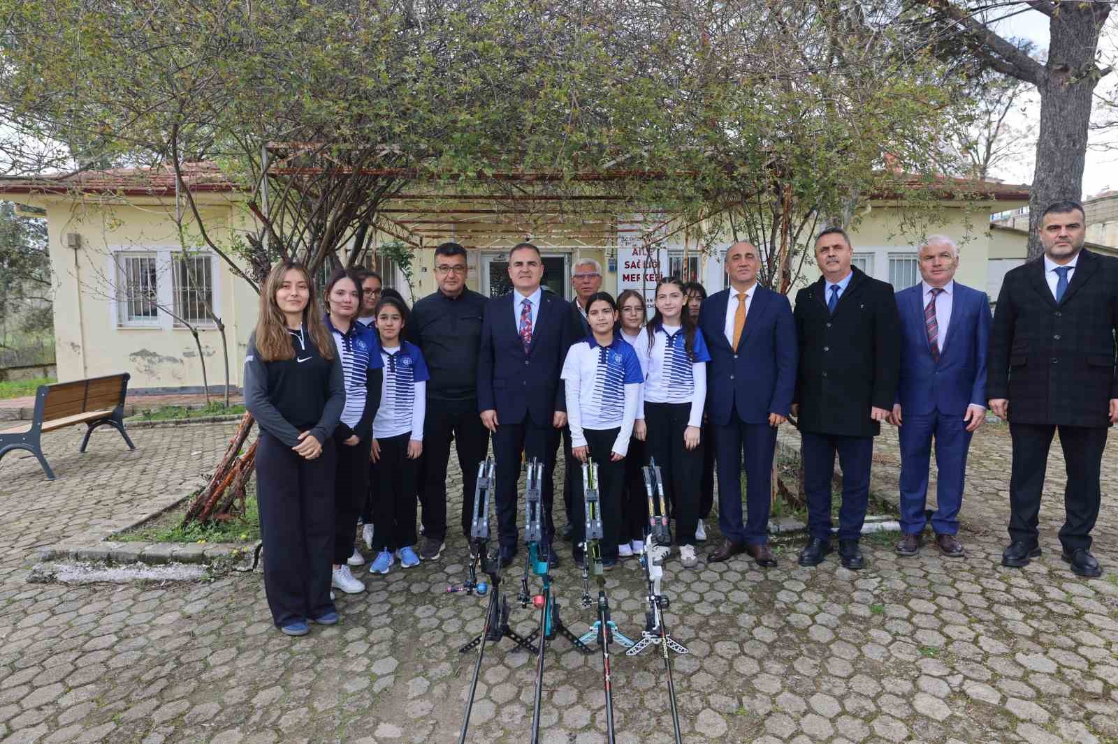 Vali Akbıyık Okçuluk Milli takım antrenörü Sözen’i ziyaret etti
