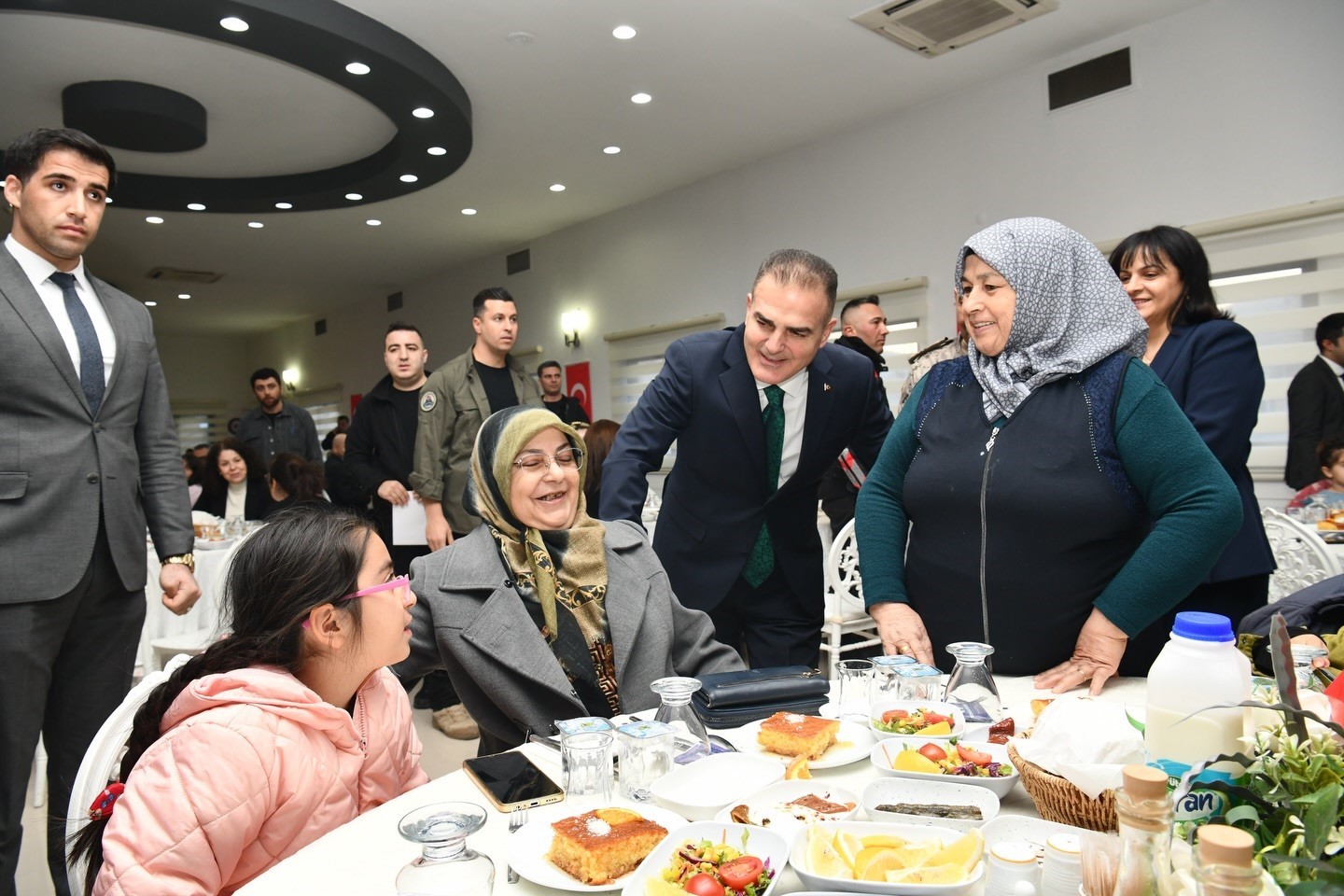 Vali Akbıyık, şehit aileleri, gaziler ile iftar sofrasında buluştu
