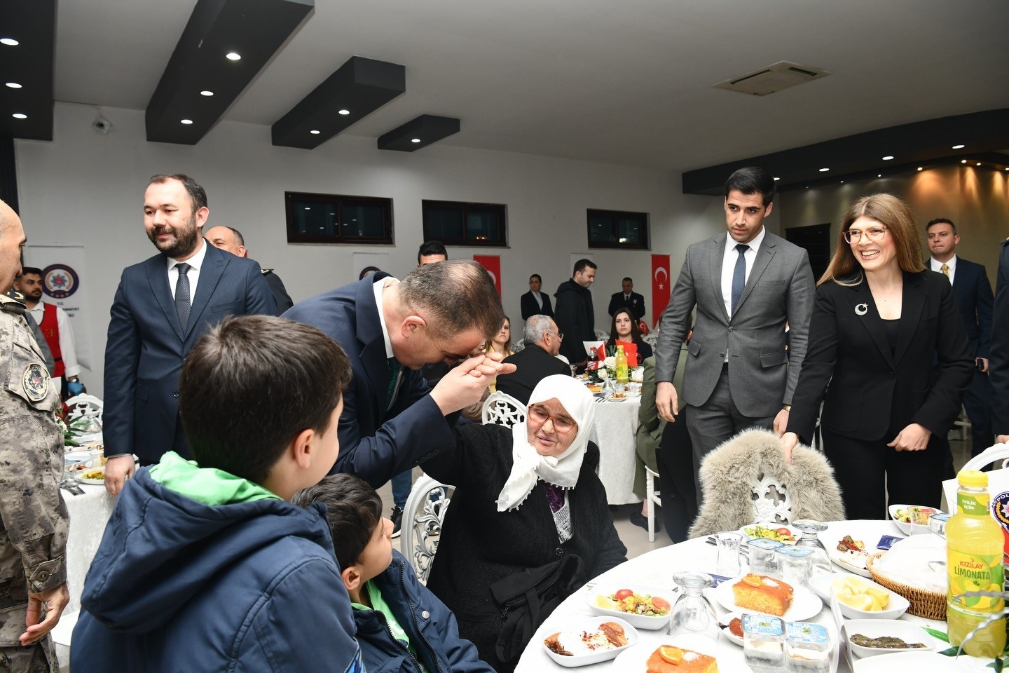 Vali Akbıyık, şehit aileleri, gaziler ile iftar sofrasında buluştu
