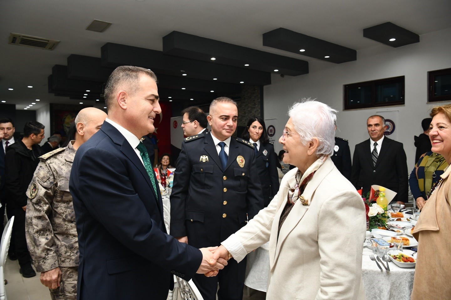 Vali Akbıyık, şehit aileleri, gaziler ile iftar sofrasında buluştu
