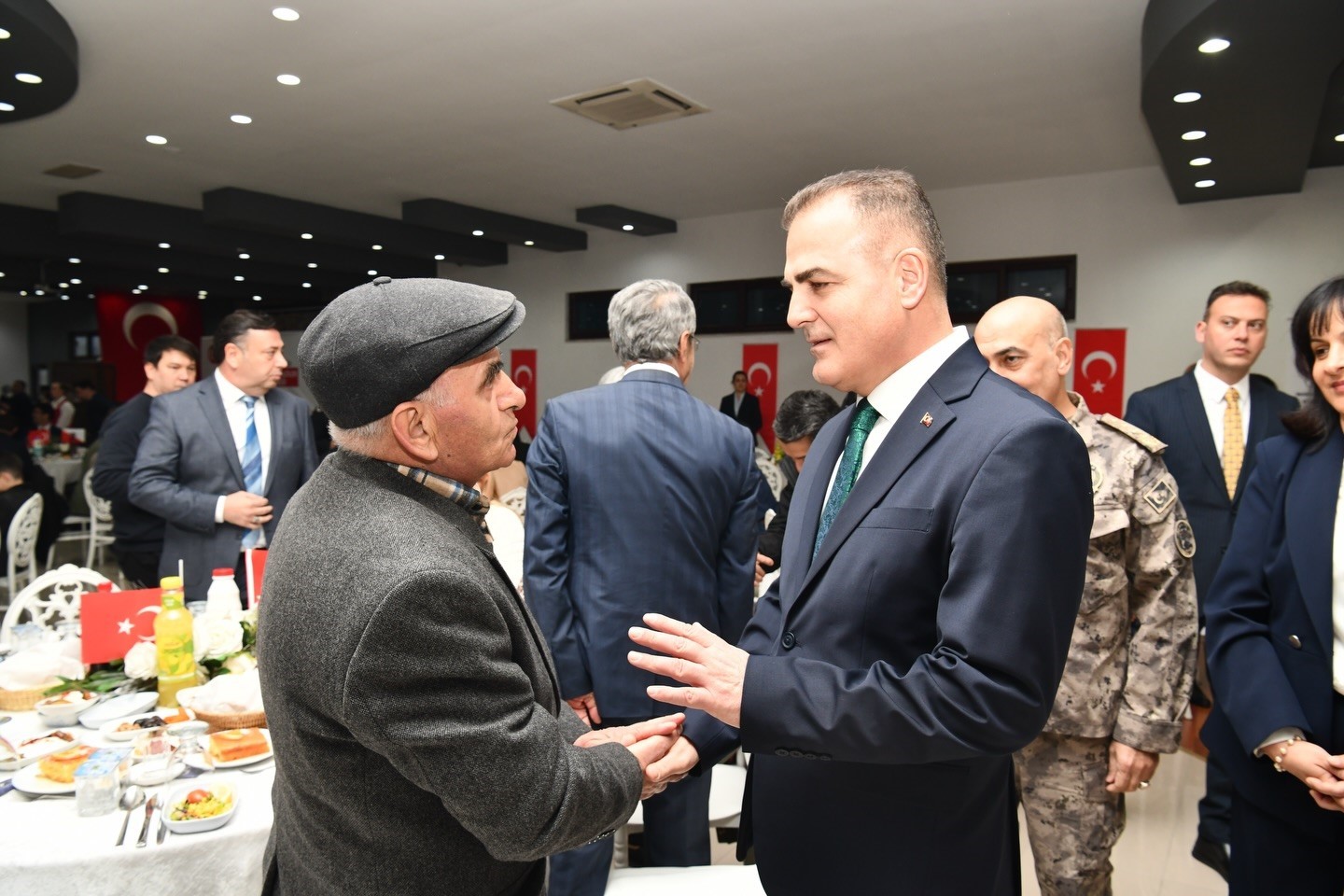 Vali Akbıyık, şehit aileleri, gaziler ile iftar sofrasında buluştu
