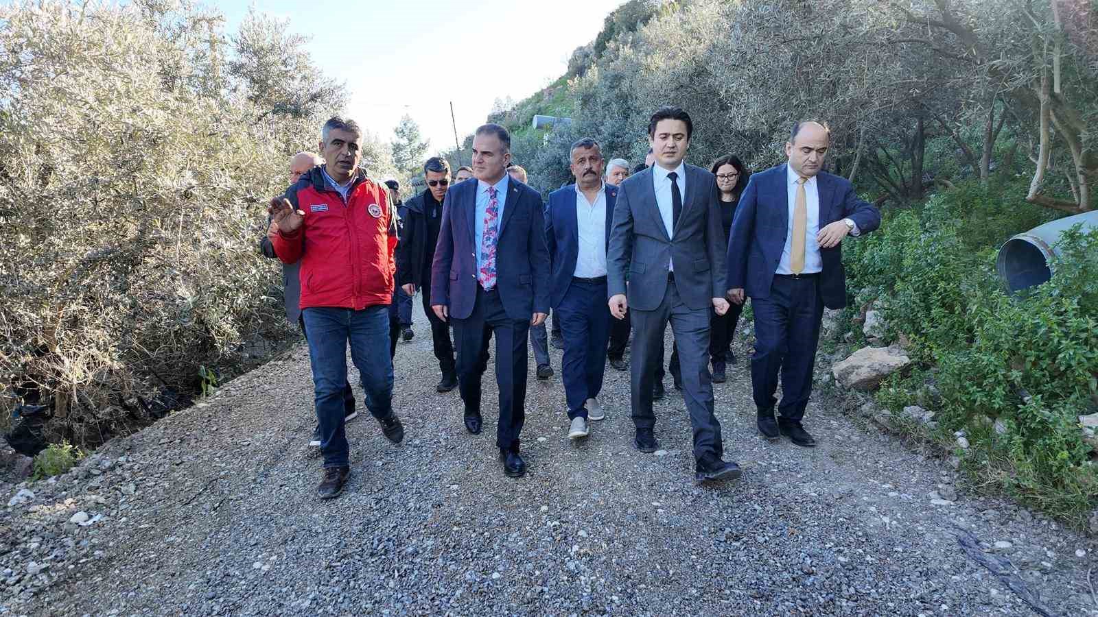 Vali Akbıyık, Seydikemer’de selden etkilenen çiftçilerle bir araya geldi
Vali Akbıyık, Seydikemer’de selden etkilenen çiftçilerle bir araya geldi