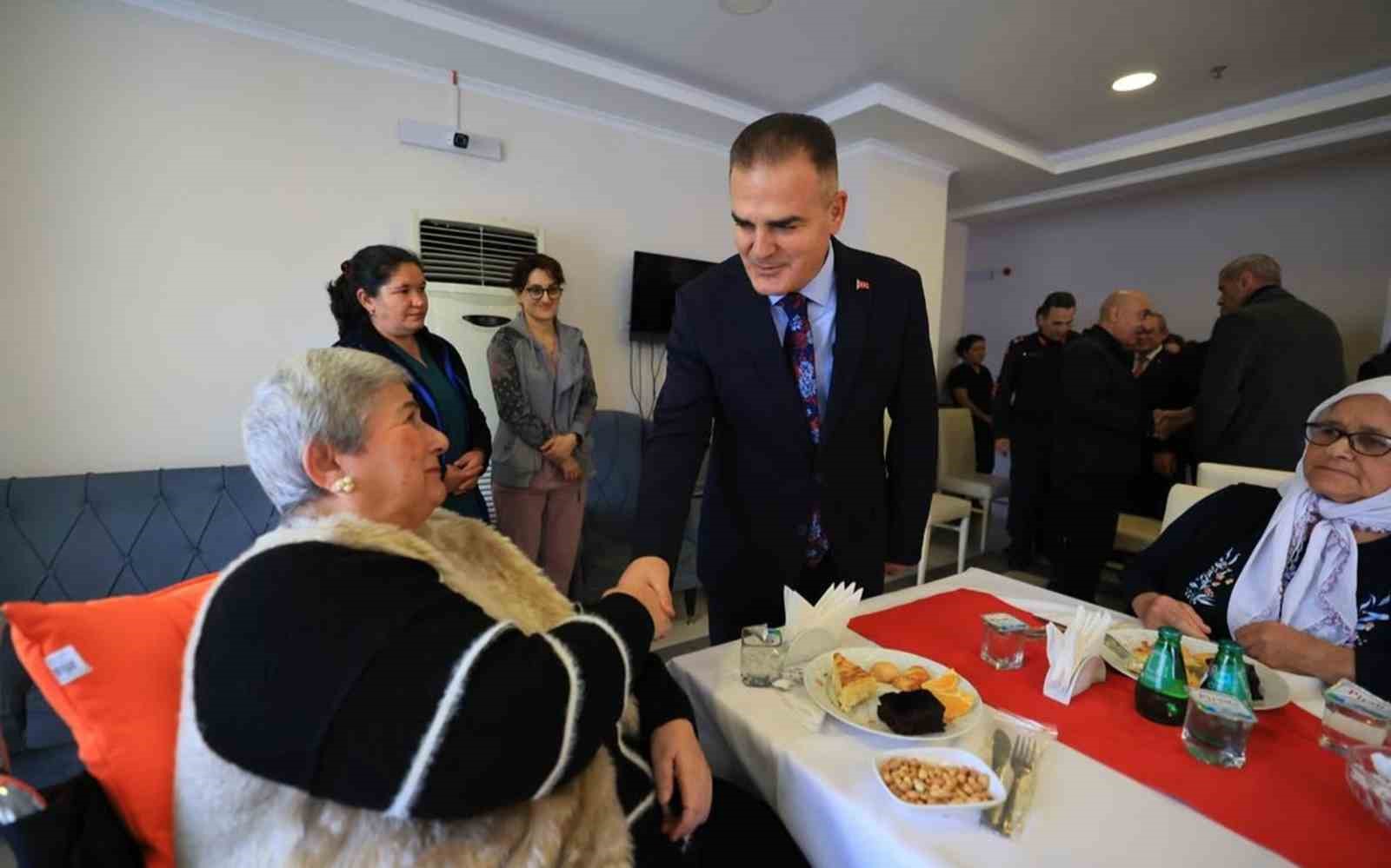 Vali Akbıyık yeni yılı hasta, yaşlı ve görev yapanları ziyaretler ile girdi
