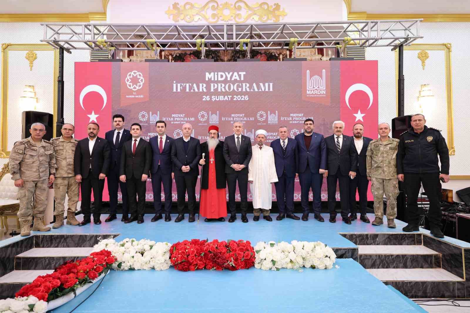 Vali Akkoyun, Midyat’ta vatandaşlarla iftarda bir araya geldi
Vali Akkoyun, Midyat’ta vatandaşlarla iftarda bir araya geldi