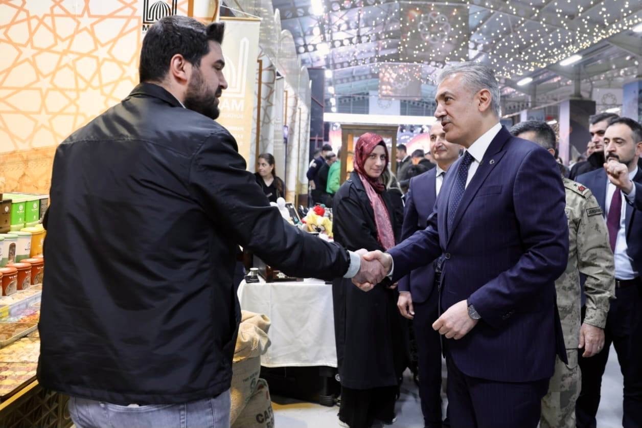 Vali Akkoyun ’Ramazan Sokağını’ gezdi
