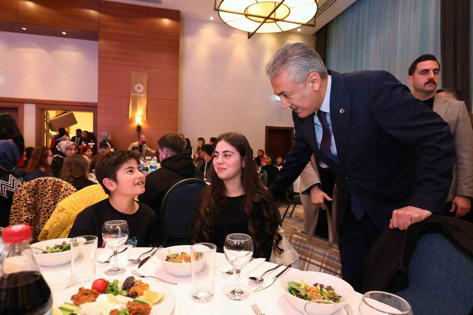 Vali Akkoyun, yetim çocuklar ve aileleriyle iftar sofrasında buluştu
