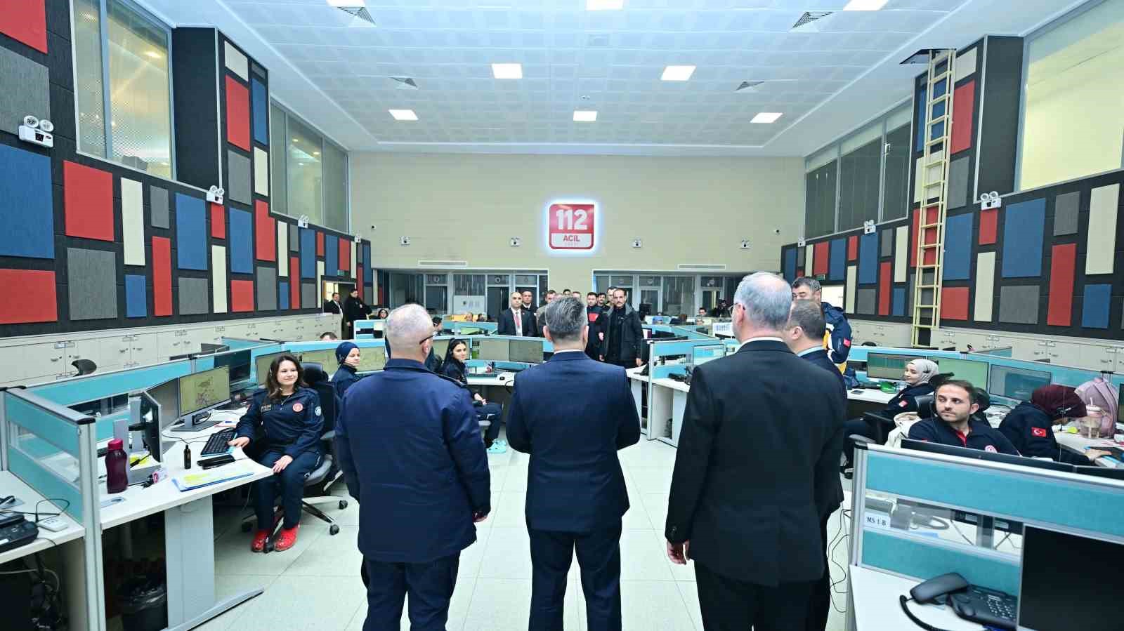 Vali Aksoy, yılbaşında çalışan 112 Acil Çağrı Merkezi personelini ziyaret etti
