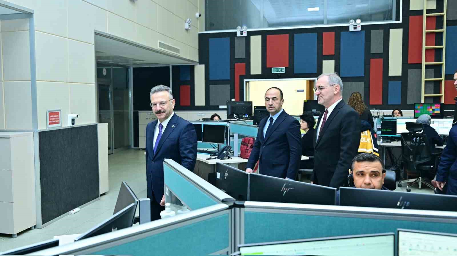 Vali Aksoy, yılbaşında çalışan 112 Acil Çağrı Merkezi personelini ziyaret etti
