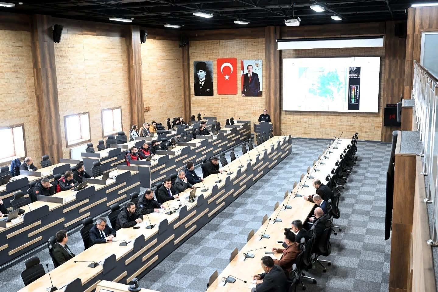 Vali Aydın Baruş başkanlığında, afet ve acil durum toplantısı yapıldı
