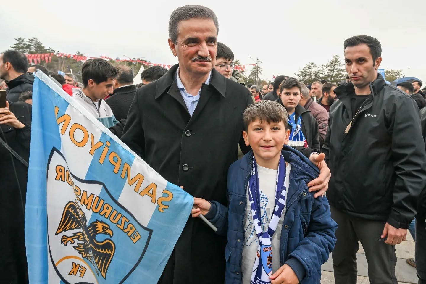 Vali Aydın Baruş kutlama coşkusuna katıldı
