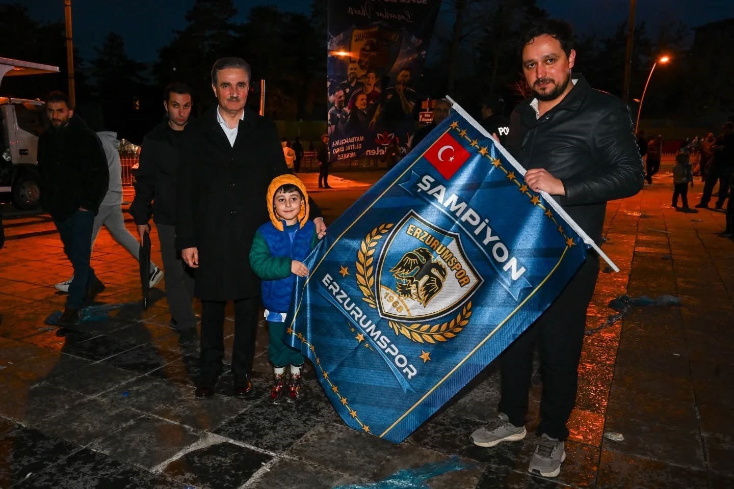 Vali Aydın Baruş kutlama coşkusuna katıldı
