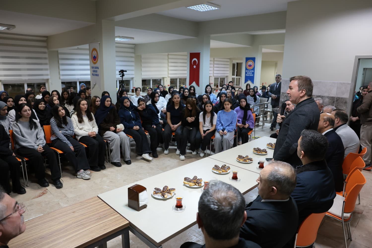 Vali Aydoğdu, öğrencilerle iftar programında buluştu
