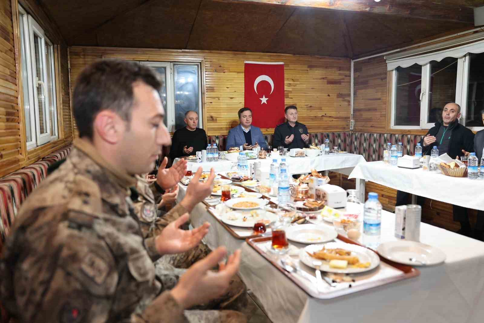 Vali Aydoğdu, Özel Harekat Şube Müdürlüğü personeliyle sahurda buluştu
