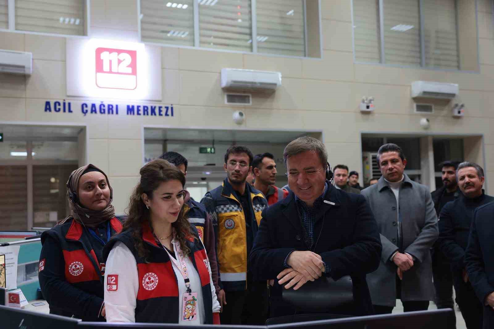 Vali Aydoğdu’dan 112 Acil Çağrı Merkezi’ne yılbaşı ziyareti
Vali Aydoğdu’dan 112 Acil Çağrı Merkezi’ne yılbaşı ziyareti