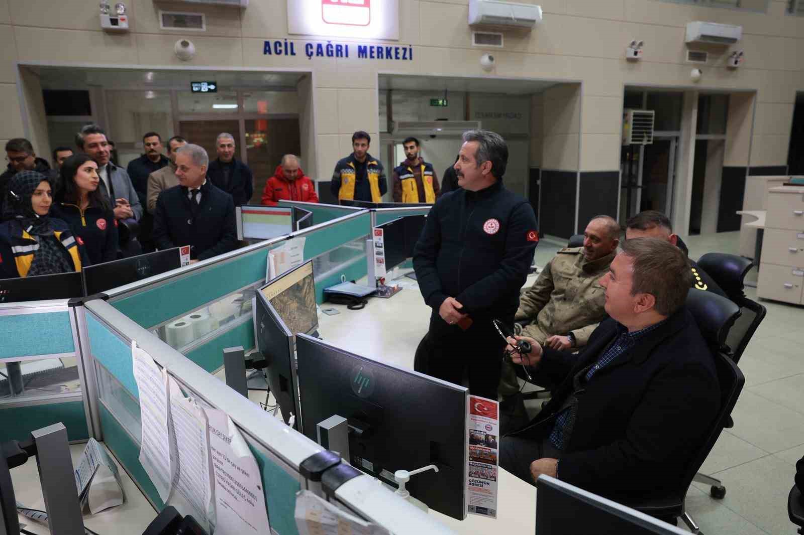 Vali Aydoğdu’dan 112 Acil Çağrı Merkezi’ne yılbaşı ziyareti
Vali Aydoğdu’dan 112 Acil Çağrı Merkezi’ne yılbaşı ziyareti