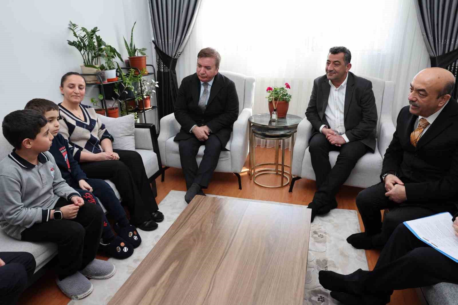 Vali Aydoğdu’dan ailelere Ramazan ziyareti
