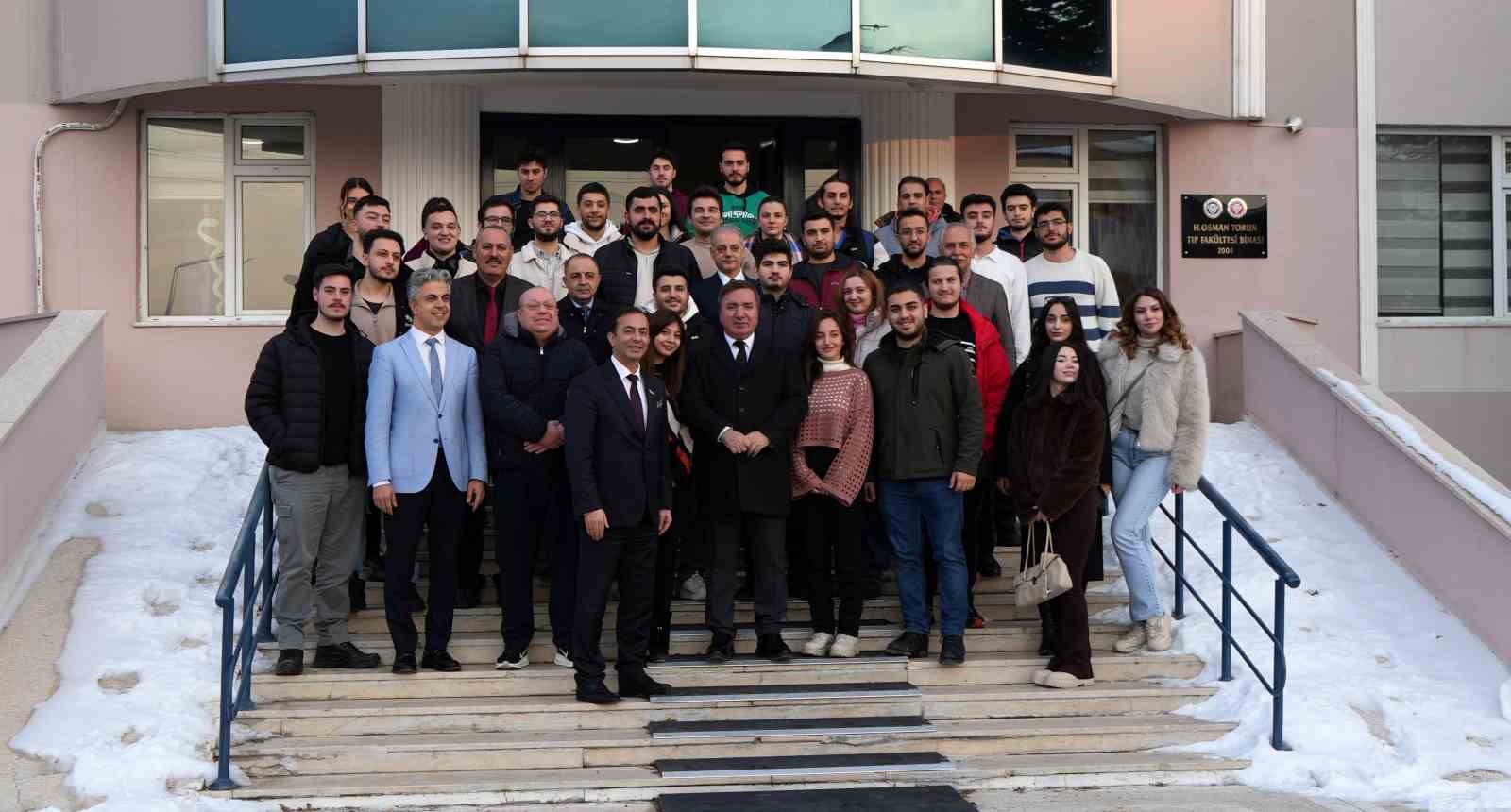 Vali Aydoğdu’dan gençlere mesaj: "Gençler yüksek sesle değil, aynı hizadan konuşulmak istiyor"
