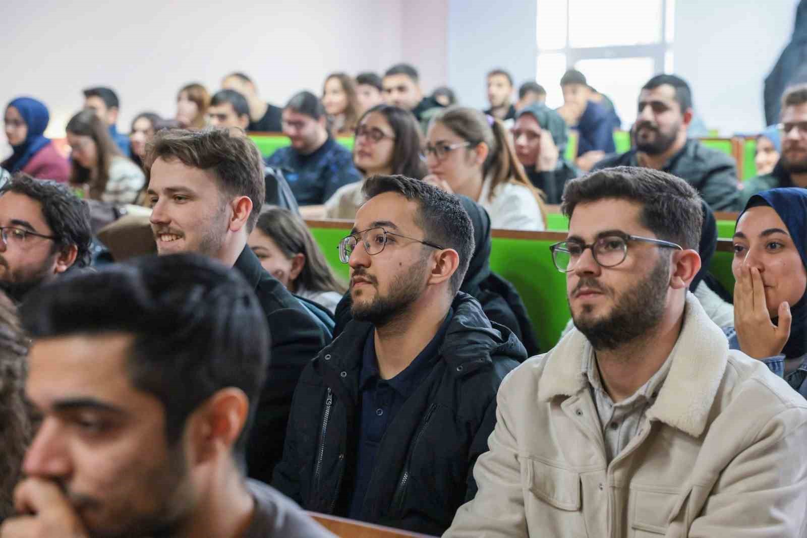 Vali Aydoğdu’dan gençlere mesaj: "Gençler yüksek sesle değil, aynı hizadan konuşulmak istiyor"
