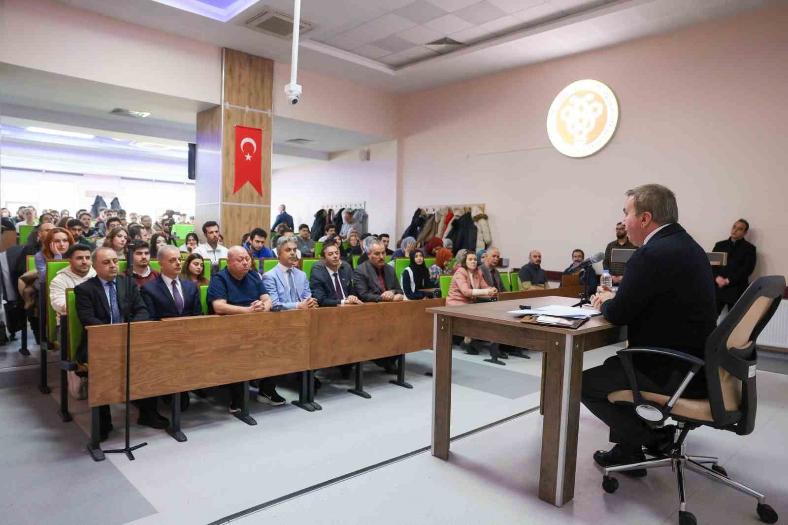 Vali Aydoğdu’dan gençlere mesaj: "Gençler yüksek sesle değil, aynı hizadan konuşulmak istiyor"
