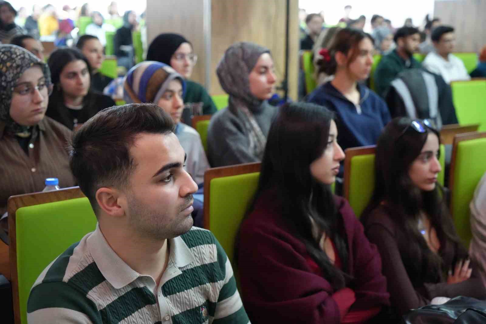 Vali Aydoğdu’dan gençlere mesaj: "Gençler yüksek sesle değil, aynı hizadan konuşulmak istiyor"
