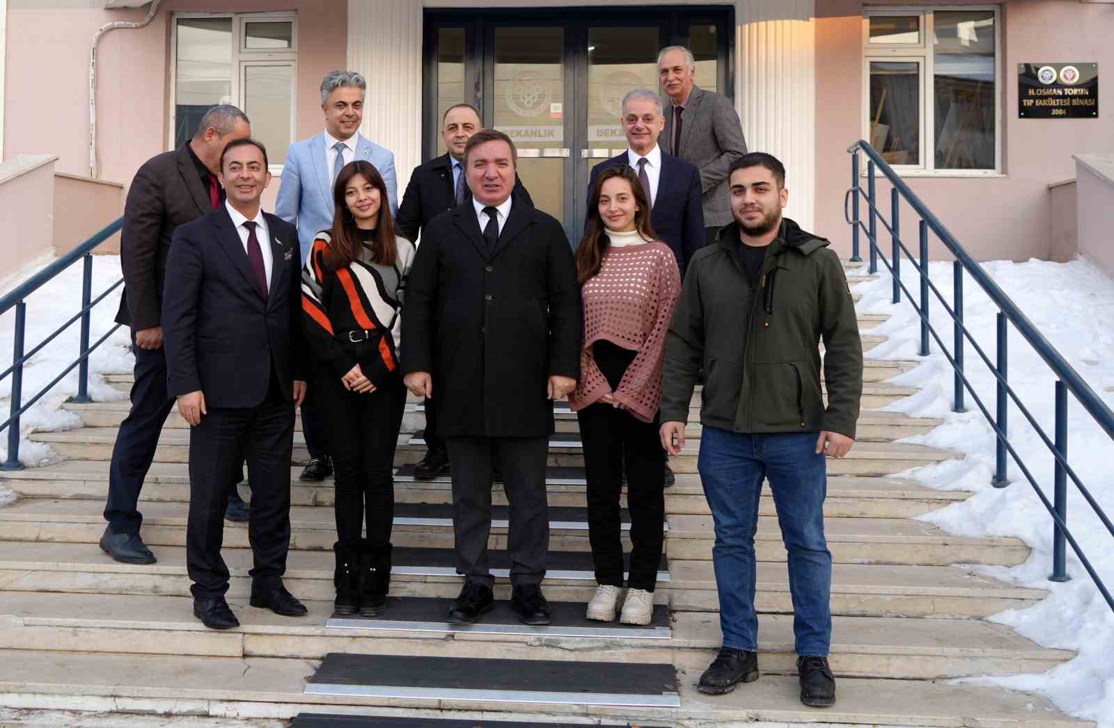 Vali Aydoğdu’dan gençlere mesaj: "Gençler yüksek sesle değil, aynı hizadan konuşulmak istiyor"
