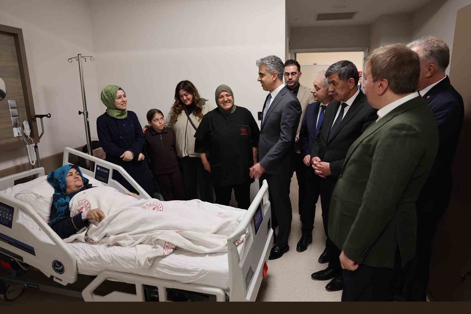 Vali Aydoğdu’dan hastalara ziyaret
