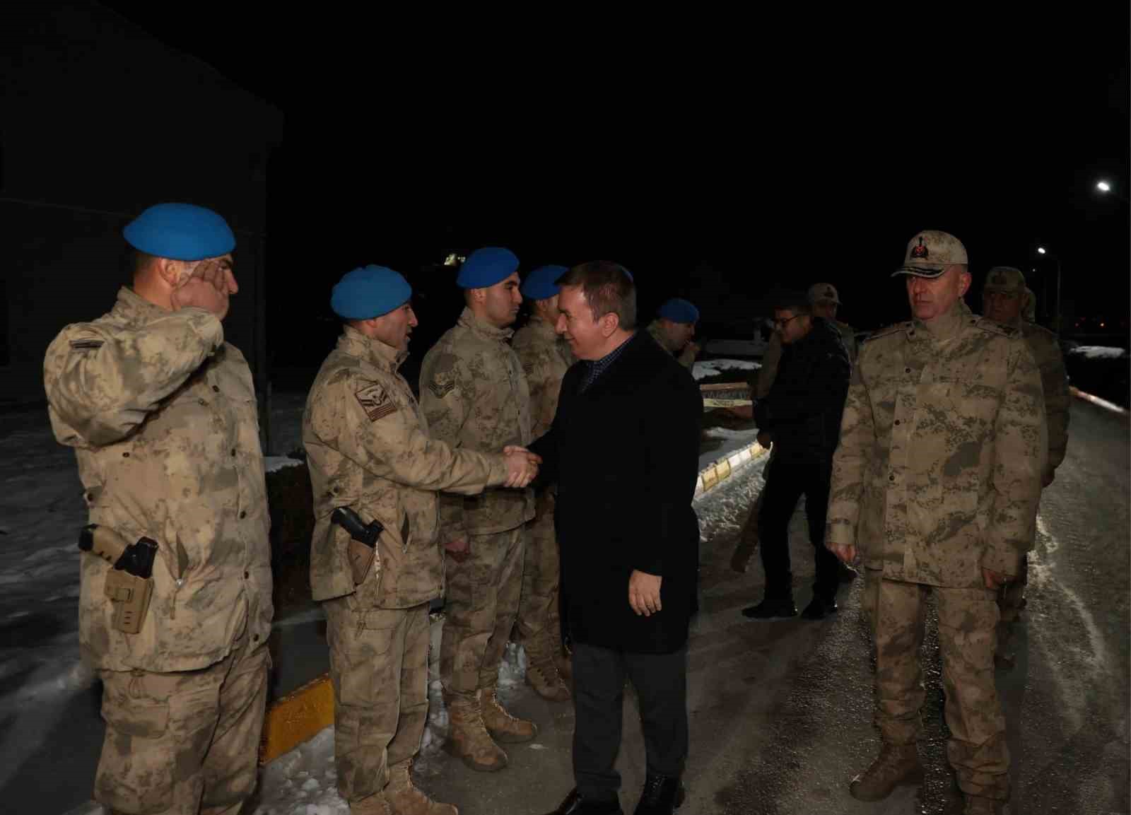 Vali Aydoğdu’dan Jandarma Komando Asayiş Bölüğü’ne yeni yıl ziyareti
