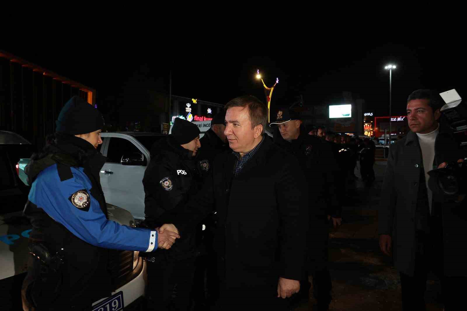 Vali Aydoğdu’dan yılbaşı gecesi emniyet güçlerine moral ziyareti
