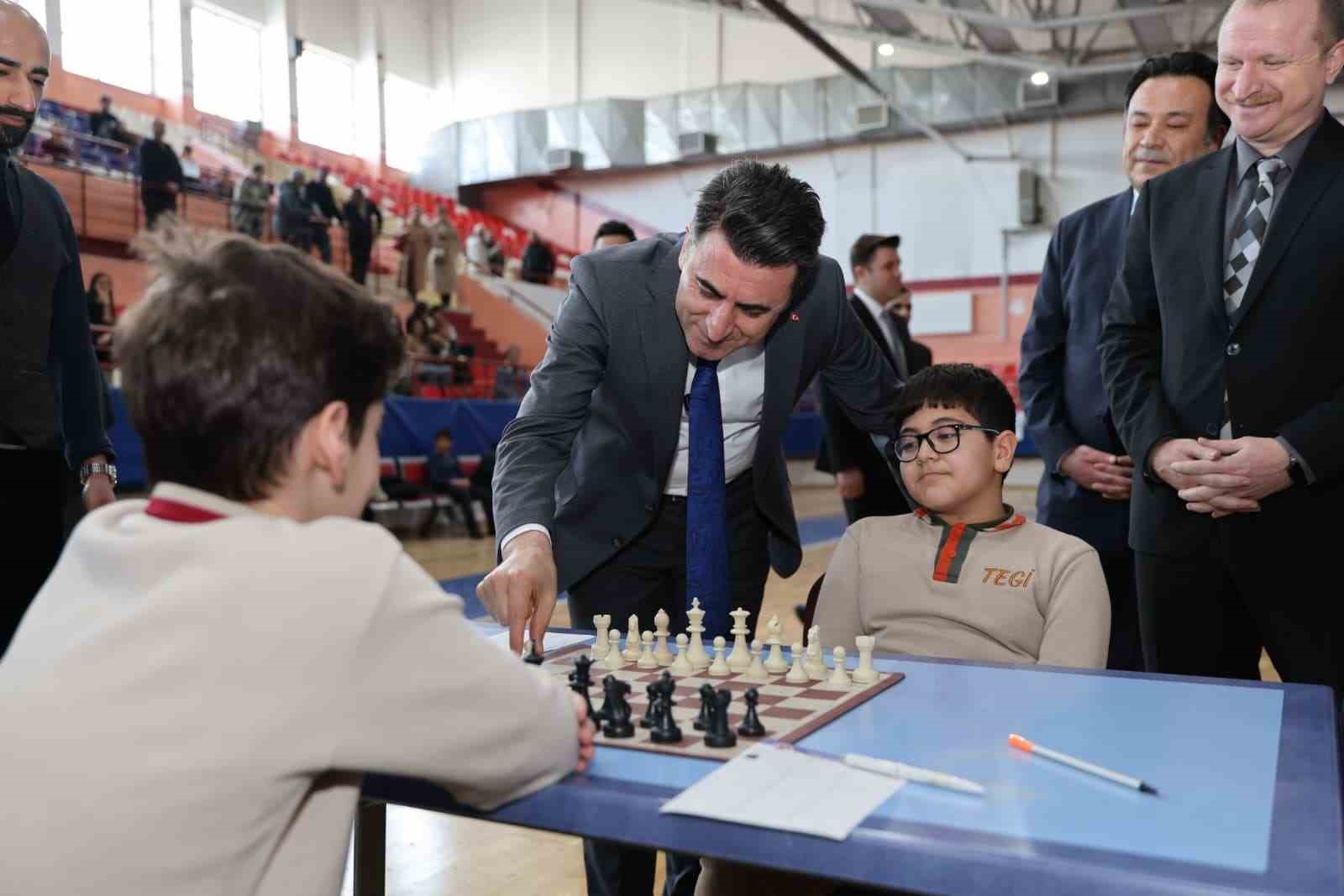 Vali Aygöl ilk hamleyi yaptı, turnuva başladı
